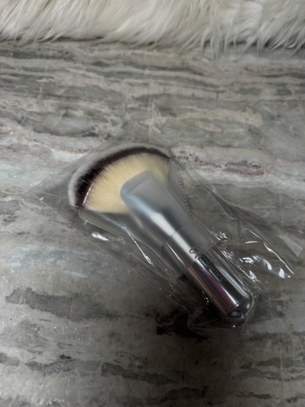 it cosmetics Silver Handle Kabuki Makeup Brush with Cream & Brown Bristles